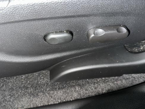 Used 2022 Chevrolet Trax LT w/ LT Convenience Package image 18