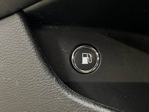 Used 2024 Chrysler Pacifica Limited FWD image 16