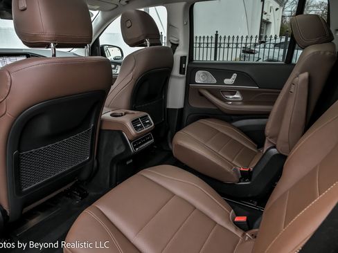 Used 2024 Mercedes-Benz GLS 450 4MATIC w/ AMG Line Exterior image 33