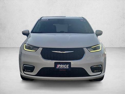 Used 2023 Chrysler Pacifica Touring-L FWD image 2