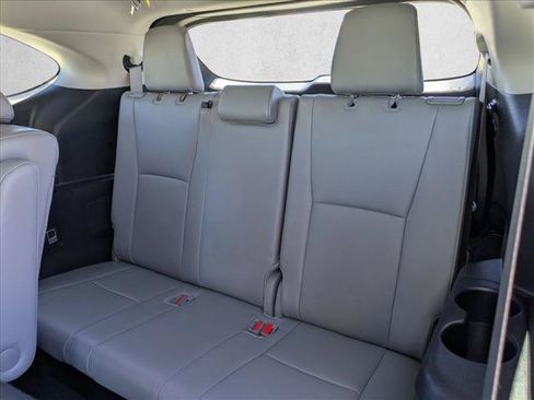 Certified 2024 Toyota Highlander Platinum FWD image 20