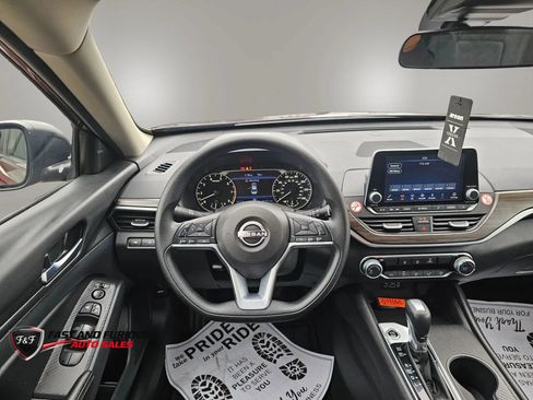 Used 2025 Nissan Altima 2.5 SV FWD image 17