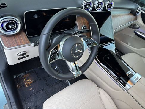 Used 2026 Mercedes-Benz GLC 300 image 4