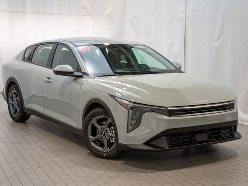 New 2025 Kia K4 LXS image 1