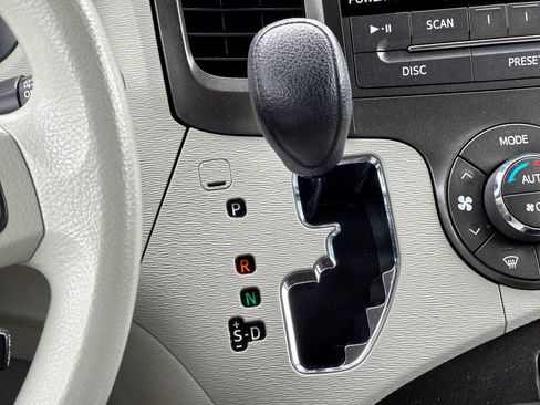Used 2014 Toyota Sienna LE AWD/4WD image 32