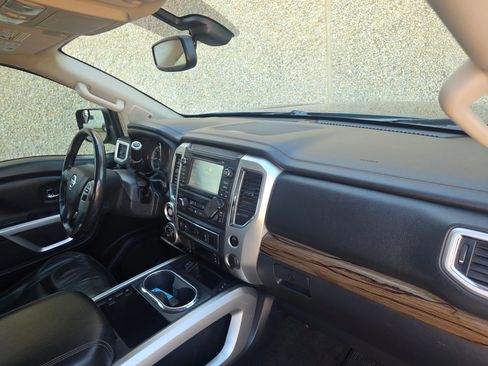 Used 2017 Nissan Titan SL image 22