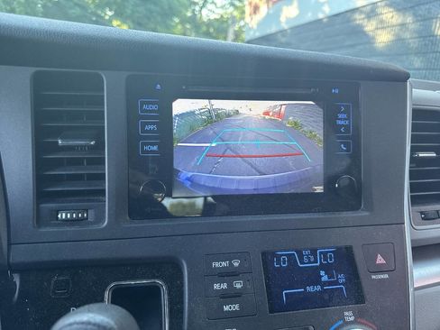 Used 2017 Toyota Sienna LE AWD/4WD image 16