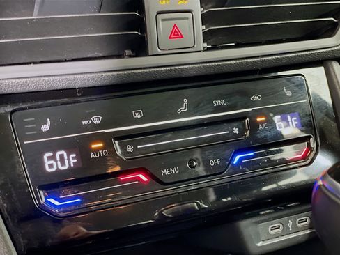 Used 2025 Volkswagen Jetta SE image 23