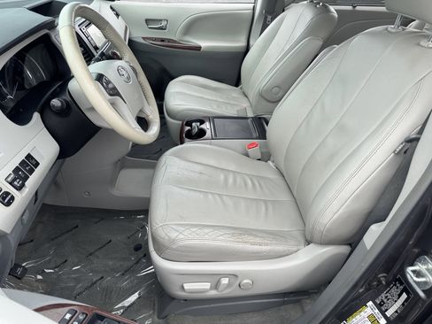 Used 2014 Toyota Sienna XLE w/ Entertainment Package FWD image 8