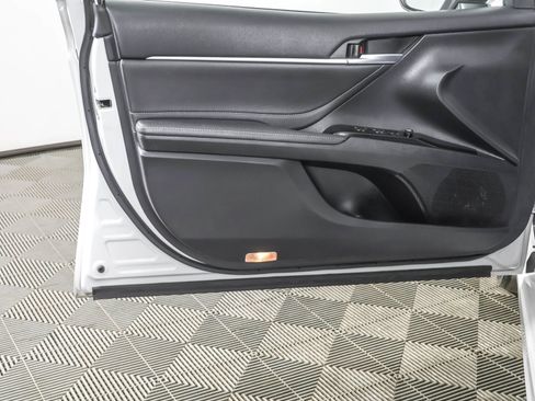 Used 2018 Toyota Camry XSE image 32