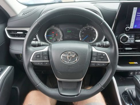 Used 2023 Toyota Highlander XLE AWD/4WD image 3