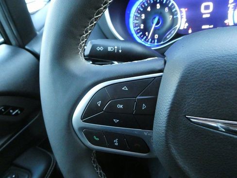 Used 2025 Chrysler Pacifica Select image 15