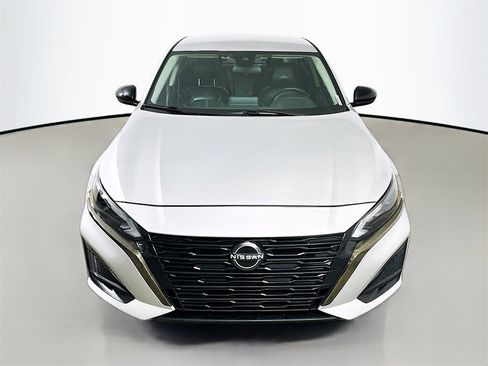 Used 2023 Nissan Altima 2.5 SR image 2