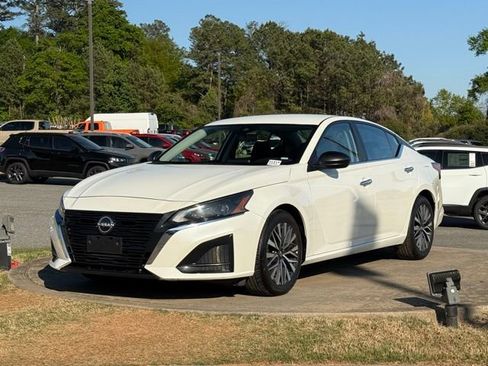 Used 2024 Nissan Altima 2.5 SV image 3