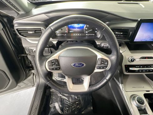Used 2022 Ford Explorer XLT w/ Equipment Group 202A AWD/4WD image 11