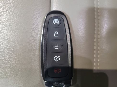 Used 2017 Ford Escape Titanium image 32