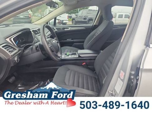 Used 2017 Ford Fusion SE FWD image 11