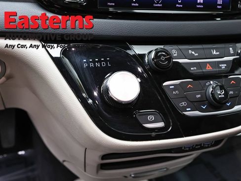 Used 2023 Chrysler Pacifica Touring-L FWD image 12