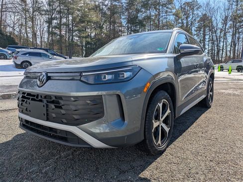 New 2025 Volkswagen Tiguan SE image 8
