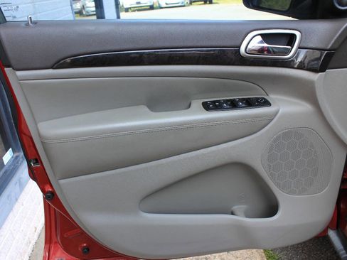 Used 2011 Jeep Grand Cherokee Laredo image 12