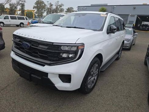 Used 2025 Ford Expedition Active image 2