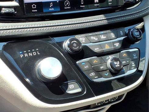 Used 2023 Chrysler Pacifica Touring-L FWD image 14