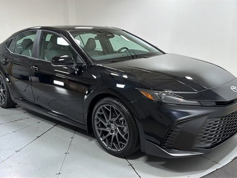 Certified 2025 Toyota Camry SE image 3