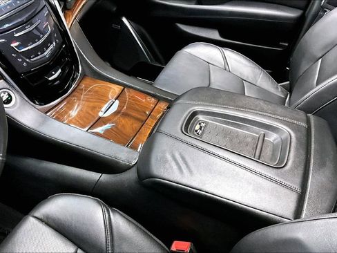 Used 2016 Cadillac Escalade Luxury image 18
