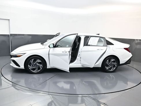 Certified 2025 Hyundai Elantra SEL FWD image 31
