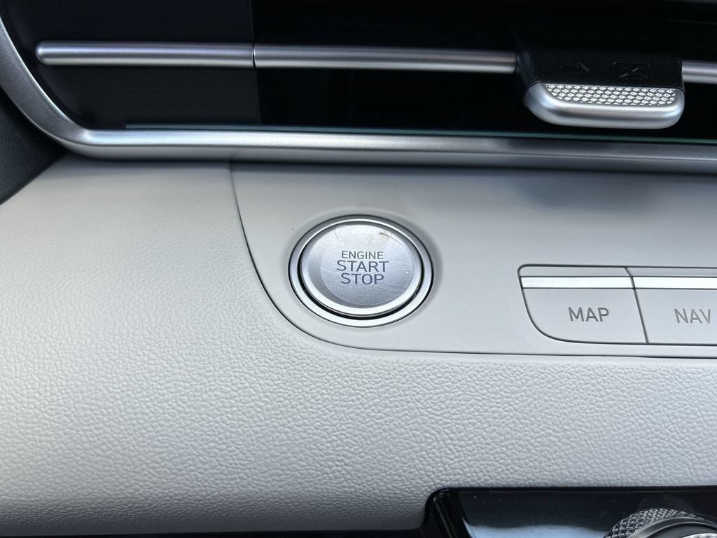 New 2025 Hyundai Elantra Limited FWD image 31