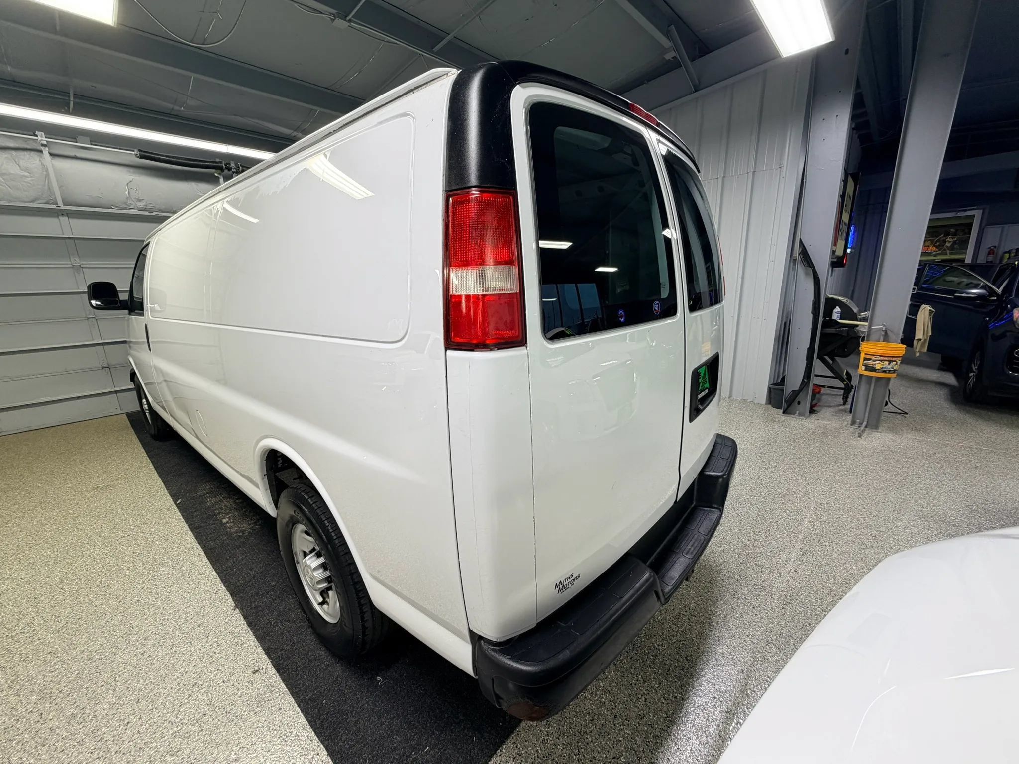 Used 2016 Chevrolet Express 3500 Extended RWD image 4