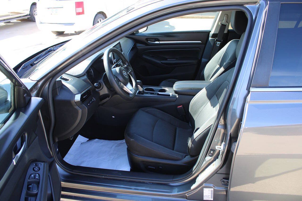Used 2022 Nissan Altima 2.5 SV FWD image 11