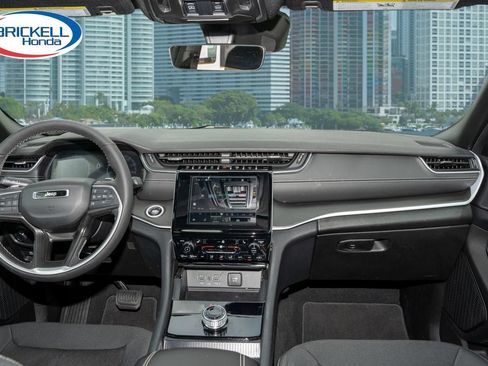 Used 2025 Jeep Grand Cherokee Laredo w/ Luxury Tech Group I RWD image 21