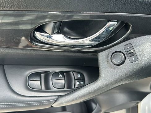 Used 2018 Nissan Rogue SV image 18