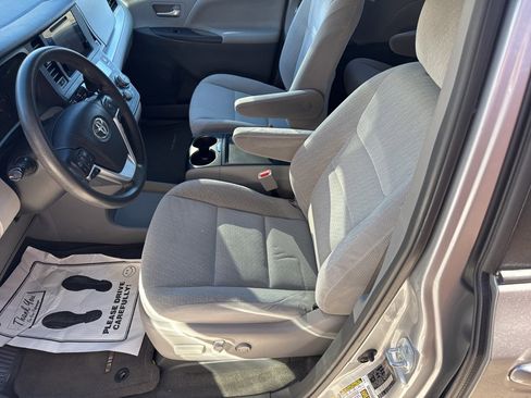 Used 2017 Toyota Sienna LE image 17