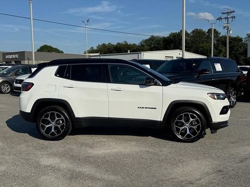 Used 2025 Jeep Compass Limited AWD/4WD image 2