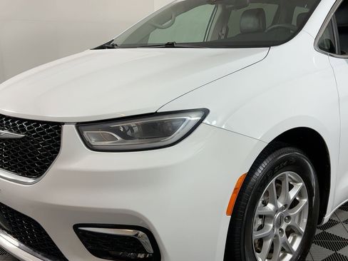 Used 2023 Chrysler Pacifica Touring-L image 9
