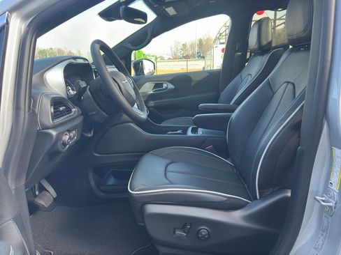 New 2026 Chrysler Pacifica Limited image 11