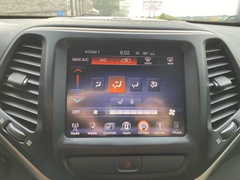 Used 2016 Jeep Cherokee Latitude w/ Cold Weather Group AWD/4WD image 26