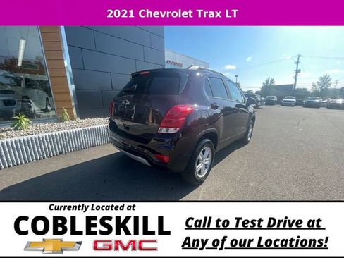 Used 2021 Chevrolet Trax LT w/ LT Convenience Package image 5