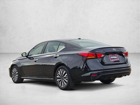 Used 2024 Nissan Altima 2.5 SV image 8