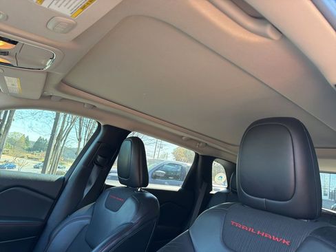 Used 2018 Jeep Cherokee Trailhawk w/ Comfort/Convenience Group image 3