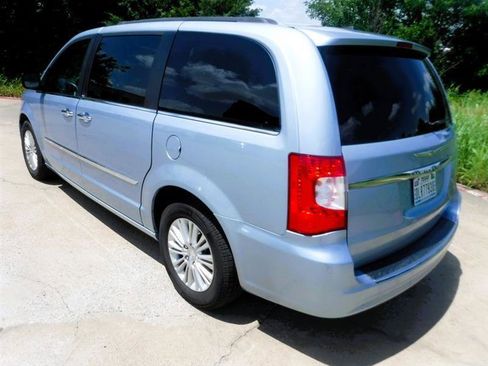 Used 2012 Chrysler Town & Country Touring-L w/ Premium Group FWD image 12