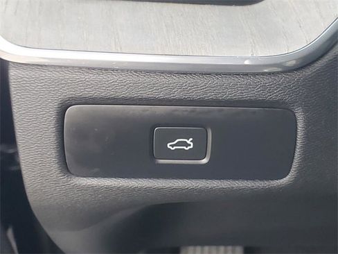 Used 2025 Volvo XC60 B5 Plus image 17