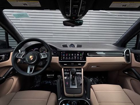 Certified 2022 Porsche Cayenne Turbo S AWD/4WD image 13