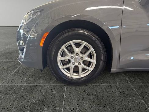 Used 2020 Chrysler Pacifica Touring w/ Cold Weather Group FWD image 27