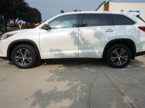 Used 2018 Toyota Highlander LE AWD/4WD image 5