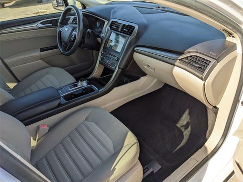 Used 2018 Ford Fusion SE w/ Fusion SE Technology Package image 15