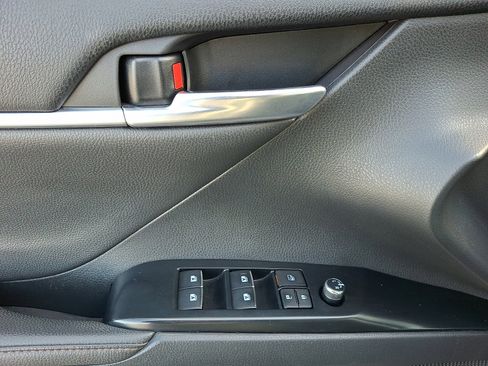 Used 2019 Toyota Camry XLE w/ Navigation Package image 12