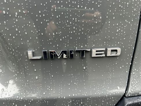 Used 2020 Jeep Cherokee Limited image 32